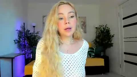 Snapshot of super_peach chatting on June 10, 5:07 am Jenn online show from June 10, 5:07 am