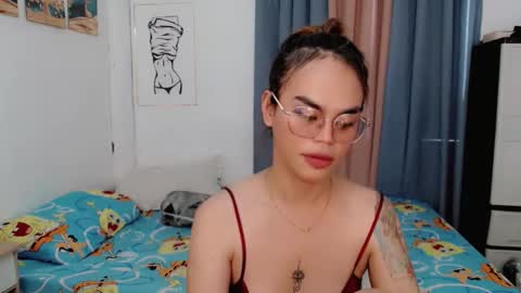 Snapshot of superhotvaleria chatting on April 16, 2:23 am Im val online show from April 16, 2:23 am