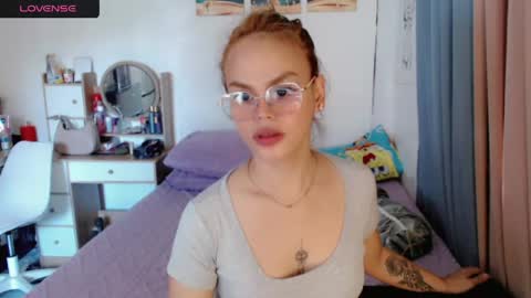 Snapshot of superhotvaleria chatting on June 8, 1:09 am Im val online show from June 8, 1:09 am