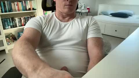 Snapshot of surfstar81 chatting on March 3, 11:05 am surfstar81 online show from March 3, 11:05 am