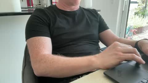 Snapshot of surfstar81 chatting on April 28, 9:14 am surfstar81 online show from April 28, 9:14 am