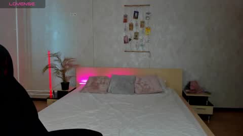 Annie online show from March 11, 6:32 am