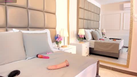 susanthomass online show from September 26, 7:40 pm