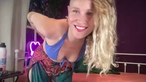 Snapshot of susieandlacey chatting on July 12, 9:11 am Susie and Lacey online show from July 12, 9:11 am
