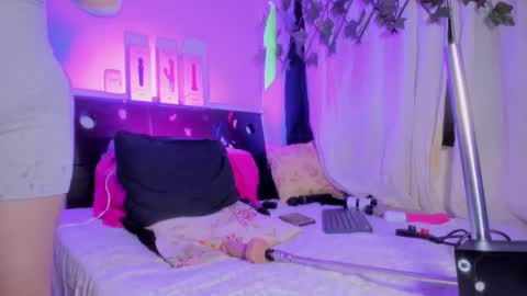 Snapshot of sussanmiller_ chatting on February 24, 4:26 pm sussanmiller_ online show from February 24, 4:26 pm