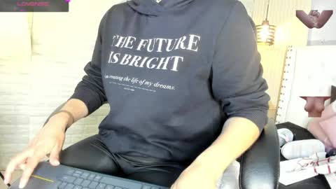 Snapshot of sussy__stone chatting on April 9, 11:48 am online show from April 9, 11:48 am