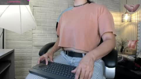 Snapshot of sussy__stone chatting on April 11, 11:36 am online show from April 11, 11:36 am