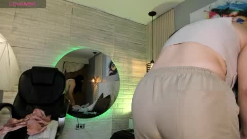 Snapshot of sussy__stone chatting on April 15, 11:50 am online show from April 15, 11:50 am