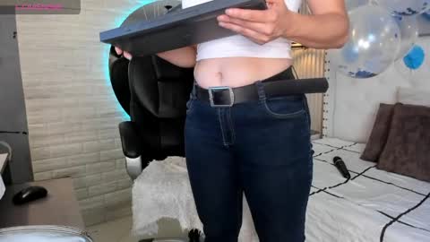 Snapshot of sussy__stone chatting on June 4, 2:23 pm online show from June 4, 2:23 pm