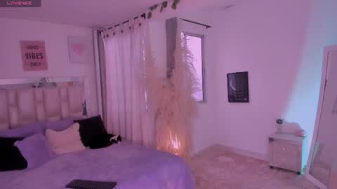sussy_bell_ online show from July 24, 9:24 pm