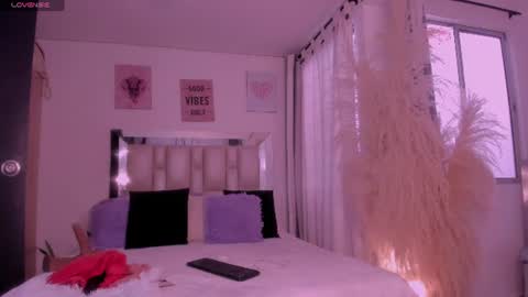 sussy_bell_ online show from August 1, 10:08 pm