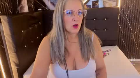 Snapshot of sussy_perez_ chatting on May 24, 3:00 am Sussy online show from May 24, 3:00 am