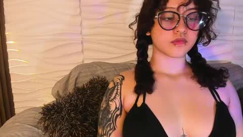 Snapshot of suxan_white chatting on April 9, 8:03 pm suxan_white online show from April 9, 8:03 pm