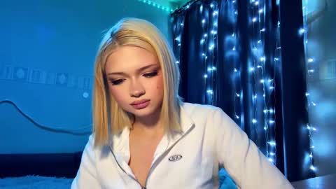 Snapshot of suzannabarmes chatting on March 15, 10:27 pm Stacy online show from March 15, 10:27 pm