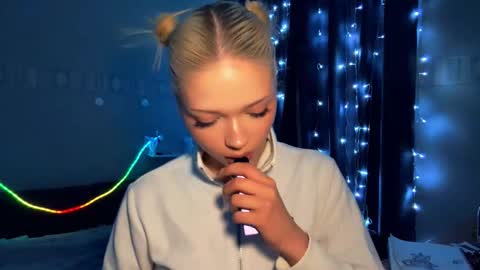 Snapshot of suzannabarmes chatting on March 16, 8:35 pm Stacy online show from March 16, 8:35 pm