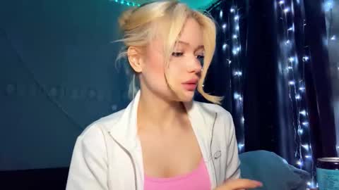 Snapshot of suzannabarmes chatting on March 19, 8:46 pm Stacy online show from March 19, 8:46 pm