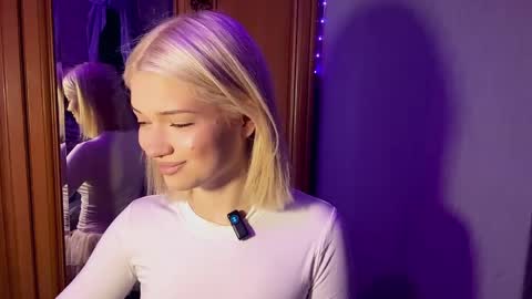 Snapshot of suzannabarmes chatting on April 1, 10:18 pm Stacy online show from April 1, 10:18 pm