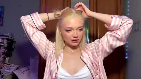 Snapshot of suzannabarmes chatting on June 11, 11:25 pm Stacy online show from June 11, 11:25 pm