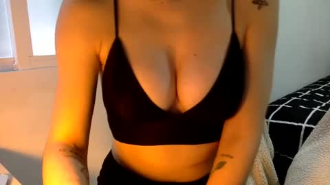 Snapshot of suzysummerrrrrrrrr chatting on February 28, 12:31 pm The real sugar baby Suzy Summer online show from February 28, 12:31 pm