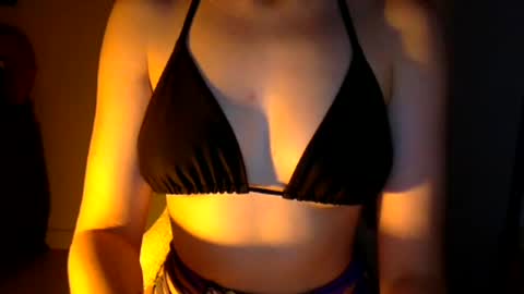 Snapshot of suzysummerrrrrrrrr chatting on March 6, 9:47 am The real sugar baby Suzy Summer online show from March 6, 9:47 am