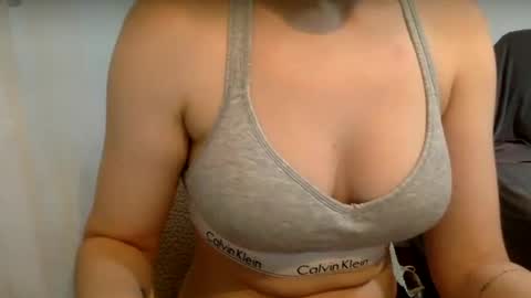 Snapshot of suzysummerrrrrrrrr chatting on March 10, 1:43 pm The real sugar baby Suzy Summer online show from March 10, 1:43 pm