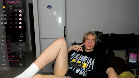 Snapshot of swag_mua chatting on October 6, 7:44 pm Swen online show from October 6, 7:44 pm