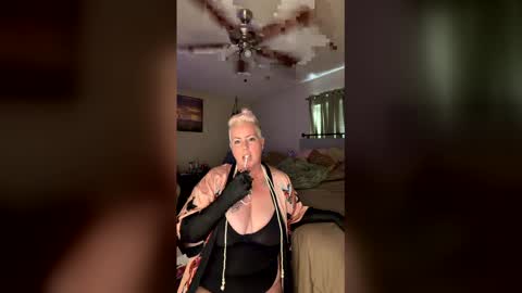 Snapshot of swazy89 chatting on December 15, 2:32 pm swazy89 online show from December 15, 2:32 pm