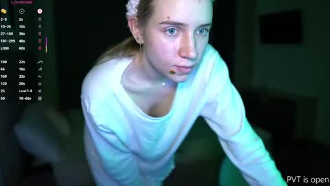 Snapshot of sweet__michelle chatting on October 31, 10:33 pm Michelle online show from October 31, 10:33 pm