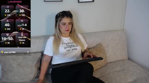 Snapshot of sweet_bella_valery_ chatting on October 23, 9:46 pm Bella Valery online show from October 23, 9:46 pm