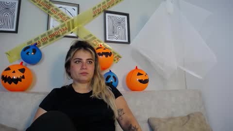Snapshot of sweet_bella_valery_ chatting on October 30, 10:10 pm Bella Valery online show from October 30, 10:10 pm