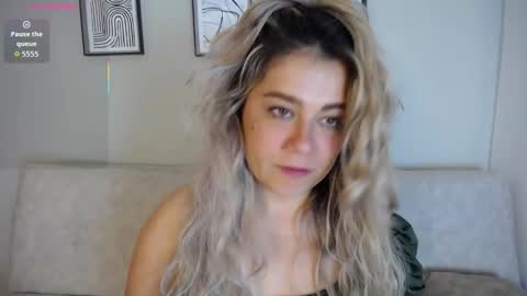 Snapshot of sweet_bella_valery_ chatting on November 25, 10:10 pm Bella Valery online show from November 25, 10:10 pm