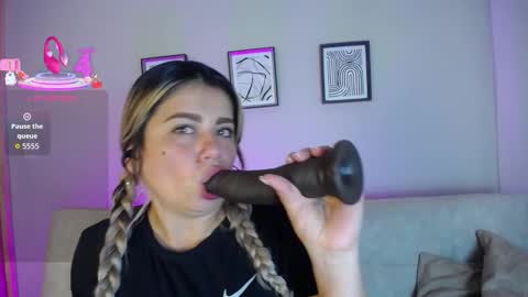 Snapshot of sweet_bella_valery_ chatting on December 2, 10:27 pm Bella Valery online show from December 2, 10:27 pm