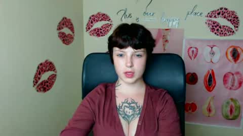 Snapshot of sweet_cherryg chatting on July 2, 6:47 pm Ivy online show from July 2, 6:47 pm