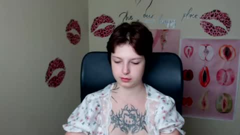 Snapshot of sweet_cherryg chatting on July 16, 6:19 am Ivy online show from July 16, 6:19 am