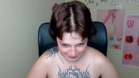 Snapshot of sweet_cherryg chatting on July 21, 6:05 am Ivy online show from July 21, 6:05 am