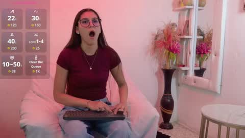 Mia online show from June 3, 11:57 am