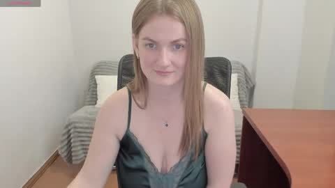 Snapshot of sweet_melody_of_ur_heart chatting on April 28, 5:18 pm Mila online show from April 28, 5:18 pm