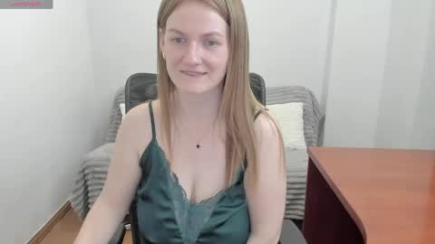 Snapshot of sweet_melody_of_ur_heart chatting on May 5, 6:16 pm Mila online show from May 5, 6:16 pm