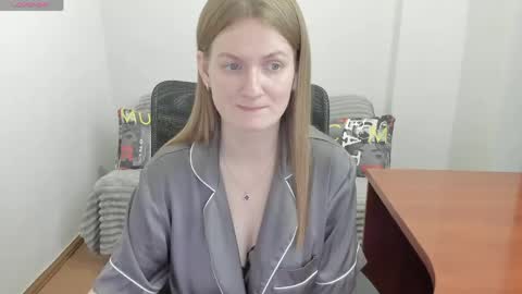 Snapshot of sweet_melody_of_ur_heart chatting on May 13, 4:37 pm Mila online show from May 13, 4:37 pm