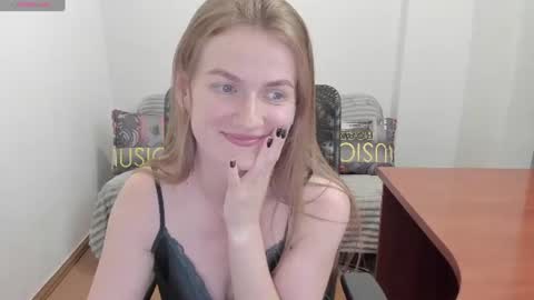 Snapshot of sweet_melody_of_ur_heart chatting on June 22, 6:27 pm Mila online show from June 22, 6:27 pm