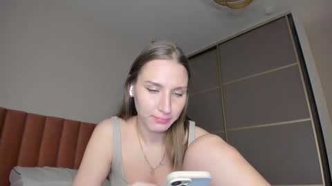 Snapshot of sweet_miss381 chatting on March 5, 1:06 pm Sofi online show from March 5, 1:06 pm