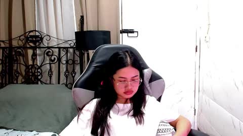 Leah online show from December 20, 8:21 am