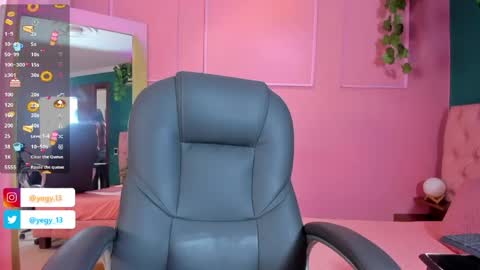 Snapshot of sweet_starxx chatting on May 6, 7:19 pm Yeileen online show from May 6, 7:19 pm