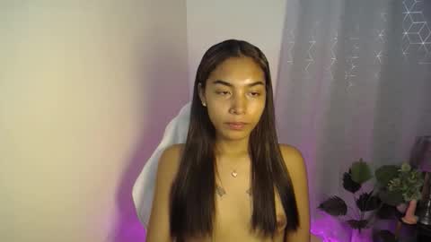 Snapshot of sweet_trishaxx chatting on February 14, 12:24 pm Trisha online show from February 14, 12:24 pm