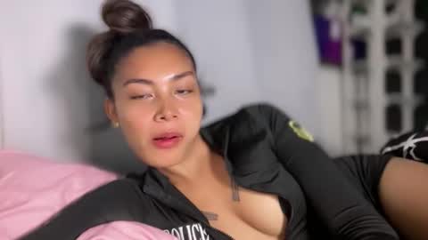 Snapshot of sweet_trishaxx chatting on May 23, 7:02 am Trisha online show from May 23, 7:02 am