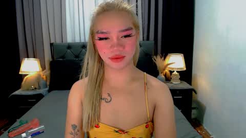 Snapshot of sweet_zoey12 chatting on April 4, 9:07 am bea takashi online show from April 4, 9:07 am