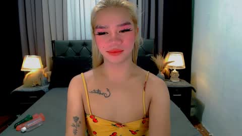 Snapshot of sweet_zoey12 chatting on April 6, 9:32 am bea takashi online show from April 6, 9:32 am