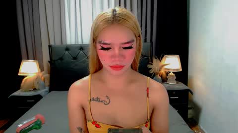 Snapshot of sweet_zoey12 chatting on April 15, 9:27 am bea takashi online show from April 15, 9:27 am