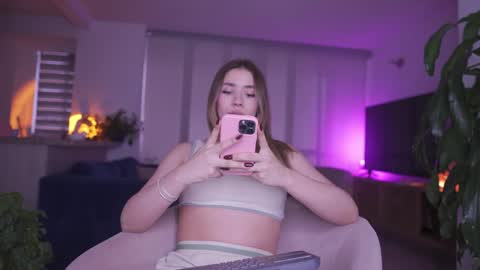 Snapshot of sweetann08 chatting on October 24, 8:27 pm Camila online show from October 24, 8:27 pm