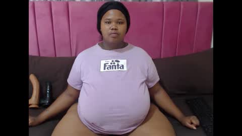 Snapshot of sweetbigmelons011 chatting on March 31, 10:37 am sweetbigmelons011 online show from March 31, 10:37 am